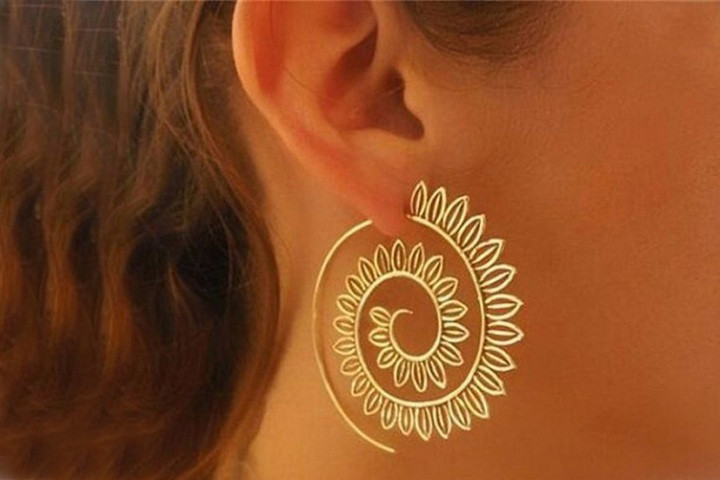 Spiral øreringe med orientalsk mønster, der fås i både guld og sølv farve. 1 