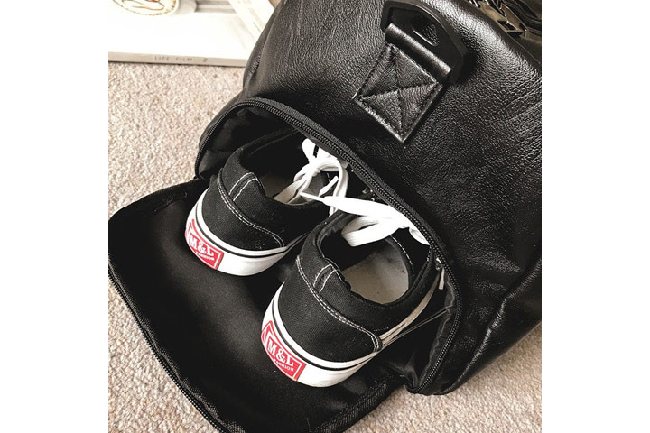 Sportstaske i PU læder med indbygget rum til sko4 