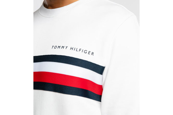 Hvid Tommy Hilfiger sweater med mærket tydeligt på forsiden af sweateren2 