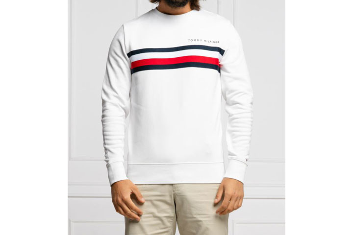 Hvid Tommy Hilfiger sweater med mærket tydeligt på forsiden af sweateren3 