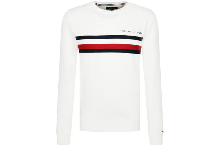 Hvid Tommy Hilfiger sweater med mærket tydeligt på forsiden af sweateren5 