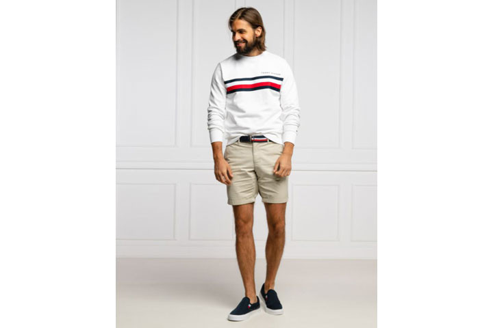 Hvid Tommy Hilfiger sweater med mærket tydeligt på forsiden af sweateren4 