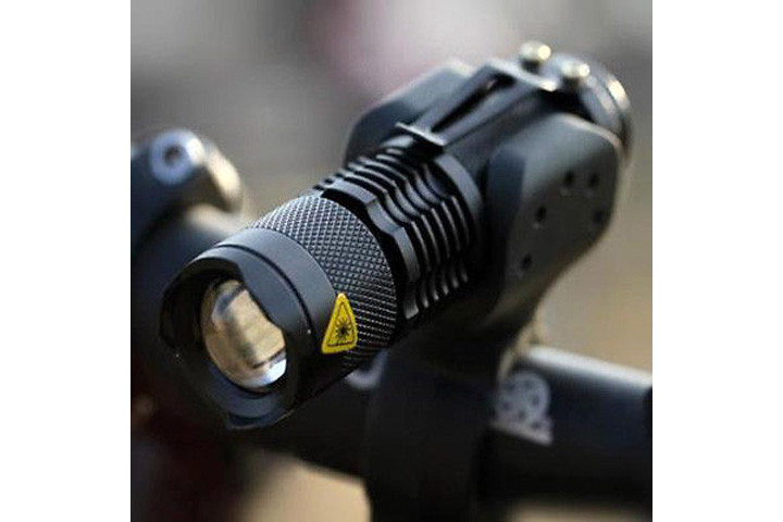 Ultra LED flashlight med holder til cyklen og en styrke på 300 lumen2 