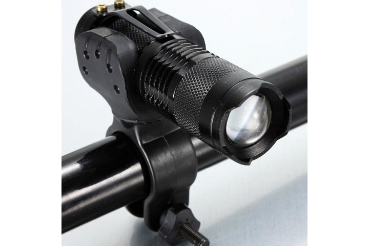 Ultra LED flashlight med holder til cyklen og en styrke på 300 lumen3 