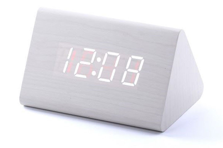 Vækkeuret er stilrent og enkelt, har timer-funktion og viser klokken digitalt. 1 